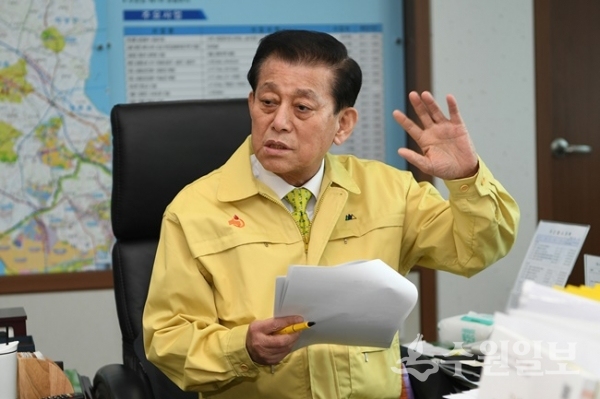 유천호 강화군수가 지역균형발전을 위해 서도면 발전계획을 수립, 4개분야 17개사업을 추진하겠다는 청사진을 밝히고 있다.(사진=강화군)