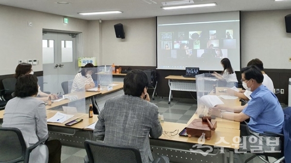 장안구 파장동 관계자들이 청소년 위원들과 비대면 방식의 ‘제1회 청소년 주민자치회의’를 개최하고 있다.(사진=장안구)
