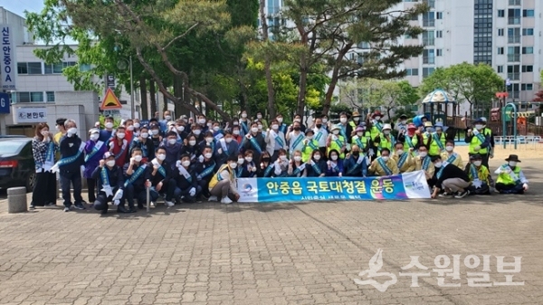지난 상반기동안 "클린 평택만들기"에 참여한 기동대 요원들이 기념 촬영하고 있다.(사진=평택시)