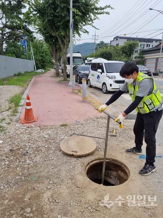 점검반이 맨홀 퇴수 밸브를 점검하고 있는 모습.(사진=용인시)