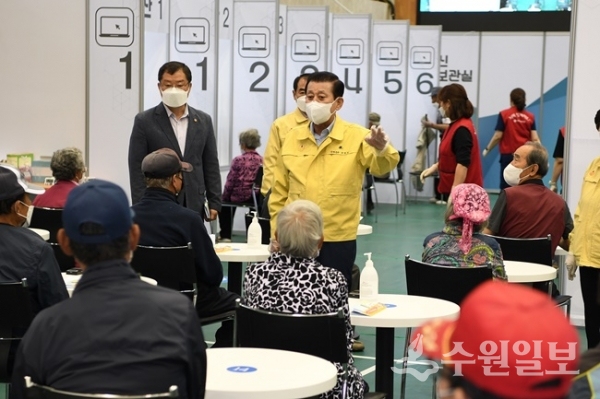 유천호 강화군수가 예방접종센터에 들러 백신접종을 하러 온 어르신들과 대화를 나누고 있다. (사진=강화군)