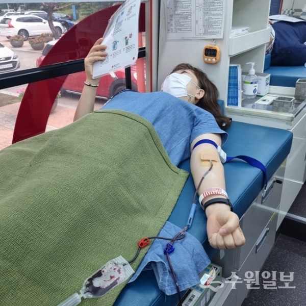 ‘ 사랑 나눔 헌혈 행사’에 참여한 오산시 공무원이 헌혈버스에서 헌혈을 하고 있다.(사진=오산시)
