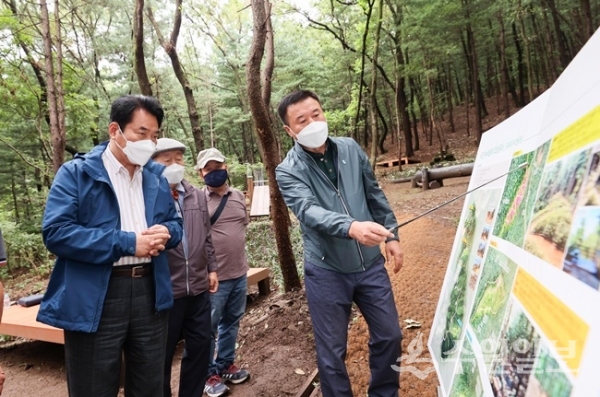 공원 조성 관련 설명을 듣고 있는 백군기(왼쪽) 용인시장.(사진=용인시)