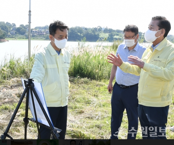 유천호 군수(오른쪽)가 북성저류지 조성공사 현장을 방문, 관계자에게 저류지의 안전한 시공을 당부하고 있다. (사진=강화군)