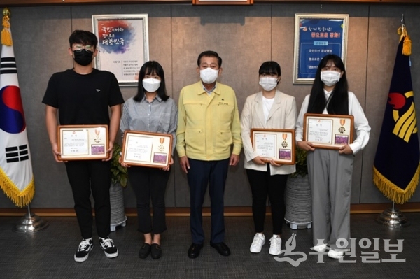 유천호 강화군수(가운데)가 6일  ‘대학생 강화군 인구 늘리기 아이디어 공모’ 시상식을 가진 후 수상 대학생들과 기념촬영을 하고 있다. (사진=강화군)