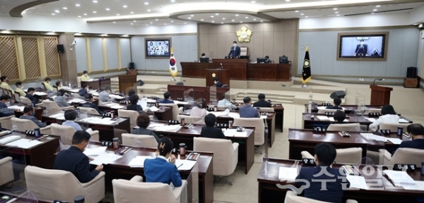 8일 마무리한 수원시의회 2차본회의에서 의원들이 현안에 대해 논의 하고 있다.(사진=수원시의회)