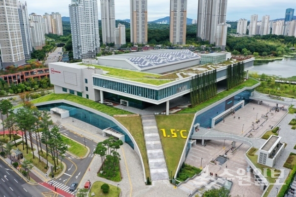 제4차 아·태 환경장관포럼이 열리는 수원컨벤션센터에 기후 변화를 1.5℃ 이하로 노력하자는 의미의 글자가 꽃으로 새겨져 있다.(사진=수원시)