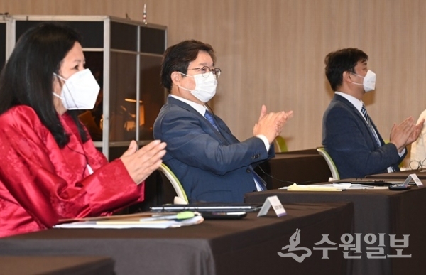 '2021 인간도시 수원포럼' 개회세션에 참석한 염태영 시장(가운데)과 데첸 쉐링 UNEP 아태사무소장(왼쪽). (사진=수원시)
