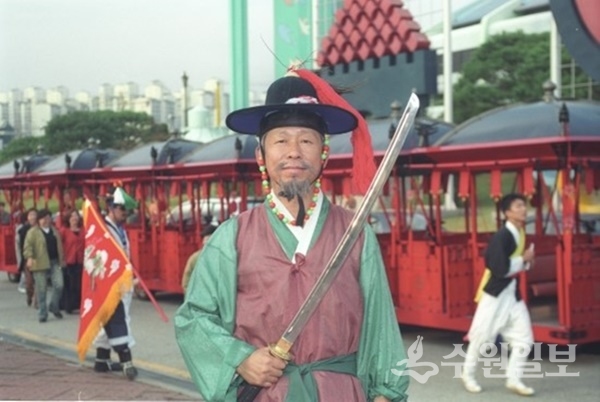 지난 2002년 수원화성문화제에 장용영 군사로 참여했던 필자.