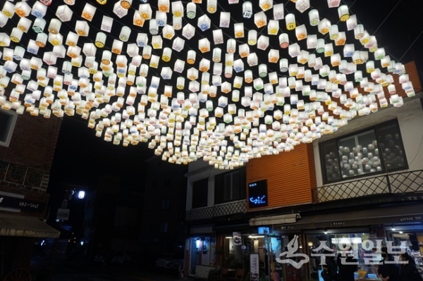 행궁동 공방거리에 주민들이 설치한 등불. (사진=김우영 필자)