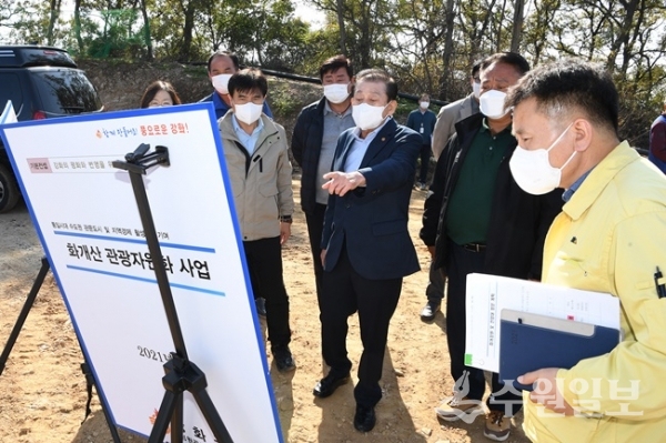 유천호 강화군수(가운데)가  ‘화개산 관광자원화 사업’ 현장을 방문, 공사상황에 대한 관계자의 설명을 듣고 있다. (사진=강화군)