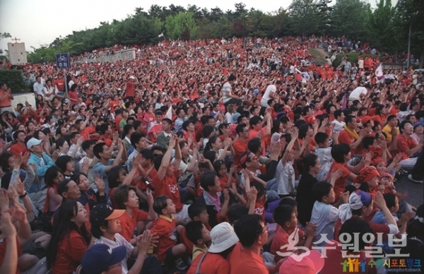 나혜석거리에서 월드컵 한국대 포루투칼 16강전(2002.6.14) 응원 모습. (사진=수원시 포토뱅크)