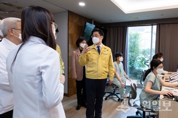 오병권(가운데) 권한대행이 코로나19 전담병원을 찾아 의료진을 격려하고 있다.(사진=경기도)
