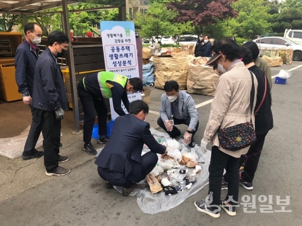 용인시 관계자들이 쓰레기 분리수거 실천을 하고 있다.(사진=용인시)