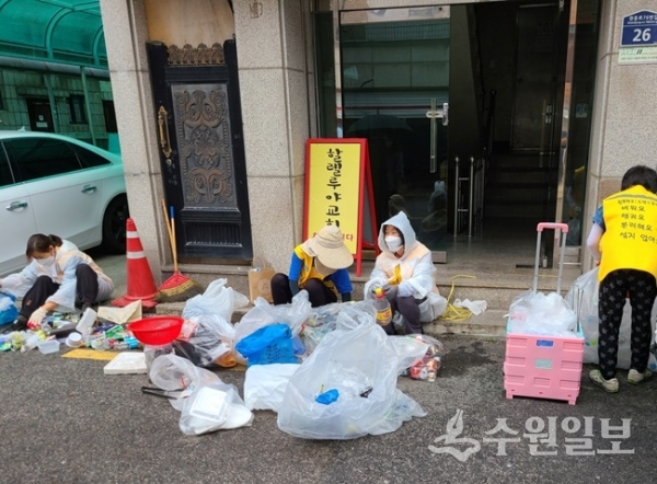 '수원시 자원관리도우미'들이 골목에서 쓰레기 분리작업을 하고 있다. (사진=수원시)