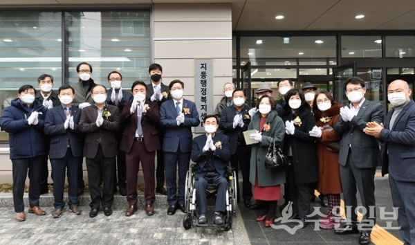 염태영 시장(왼쪽 앞줄 5번째), 김현덕 수원시 공공건축물 인권영향평가협의회장(가운데) 등 참석자들이 현판 제막 후 함께하고 있다. (사진=수원시)
