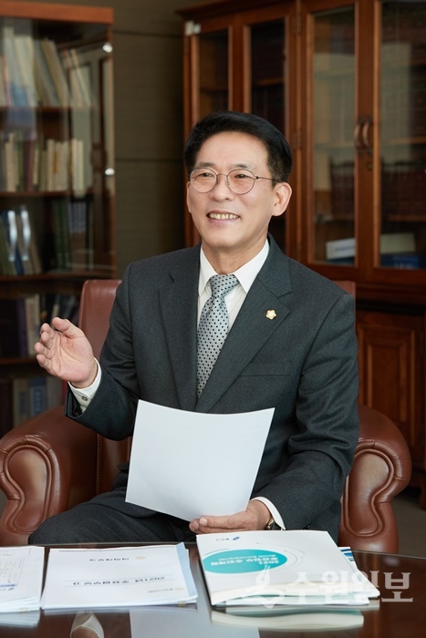 김기준 용인시의회의장이 특례시에 관한 여러 견해를 밝히고 있다.(사진=용인시의회)