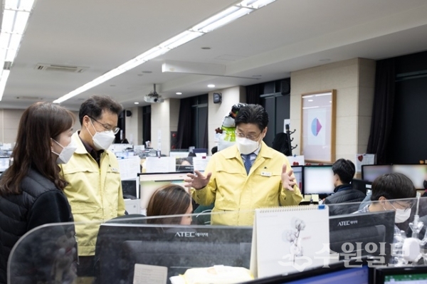 오병권 권한대행이 수도권 공동대응상황실을 현장방문하고 있다.(사진=경기도)