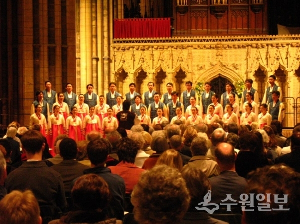 수원시립합창단이 2008년 8월 영국합창지휘자협회 초청 연주에서 한복을 입고 공연하고 있다.(사진=수원시)
