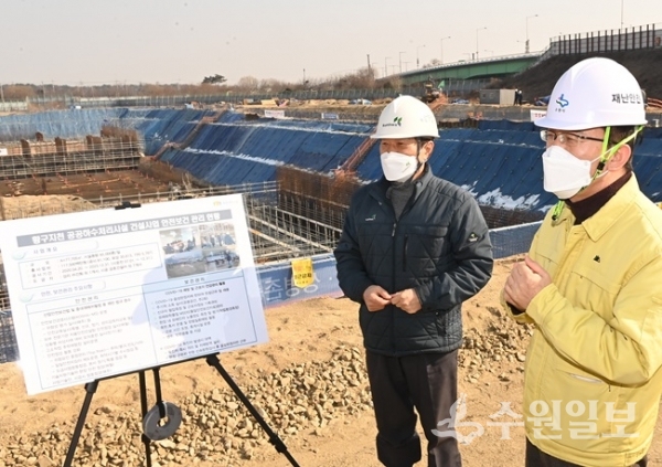 조청식 제1부시장(오른쪽)이 10일 오후 황구지천 공공하수처리시설 건설 현장을 점검하고 있다. (사진=수원시)