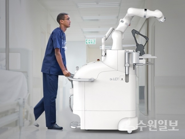 오른쪽 하얀색 기기가 이춘택의료연구소가 개발한 인공관절 수술용 로봇 '닥터 엘씨티'(사진=이춘택병원)