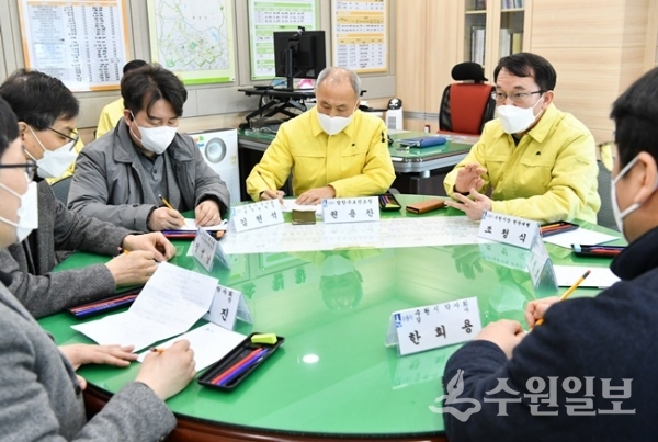 조청식 수원시장 권한대행(오른쪽)이 수원시약사회 임원진과 가진 긴급간담회에서 발언하고 있다. (사진=수원시)