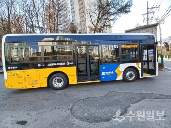 03번 마을버스 노선에 운행중인 전기저상버스. (사진=의왕시)