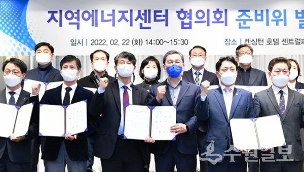 유문종 제2부시장(앞줄 왼쪽 3번째)와 참석자들이 기념촬영을 하고 있다. (사진=수원시)