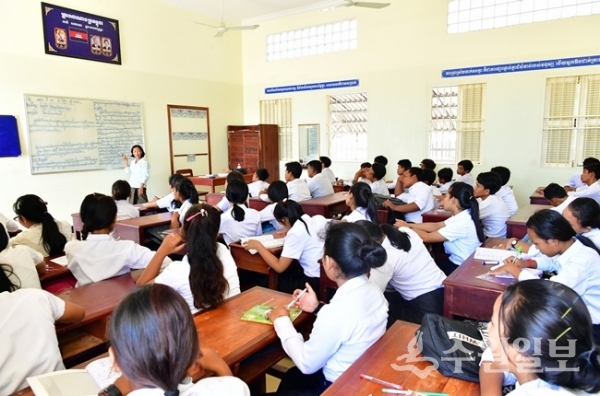 수원중·고등학교에서 수업을 듣는 학생들. (사진=수원시)