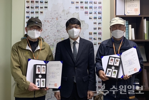 경기둘레길 완주인증서 수여 모습.(사진=경기도)