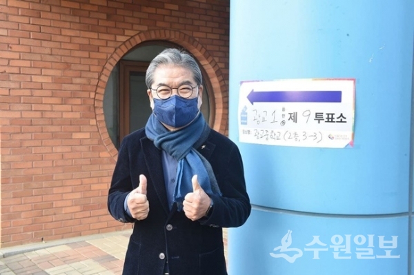 이재정 경기도교육감이 수원시 영통구 광교1동 제9투표소인 광교중학교에서 투표를 마치고 나와 포즈를 취하고 있다. (사진=경기도교육청)