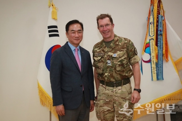 정장선 평택시장(왼쪽)이 14일 앤드류 해리슨 유엔군사령부(UNC) 부사령관과 환담을 나눈 뒤 기념촬영을 하고 있다. (사진=평택시) 