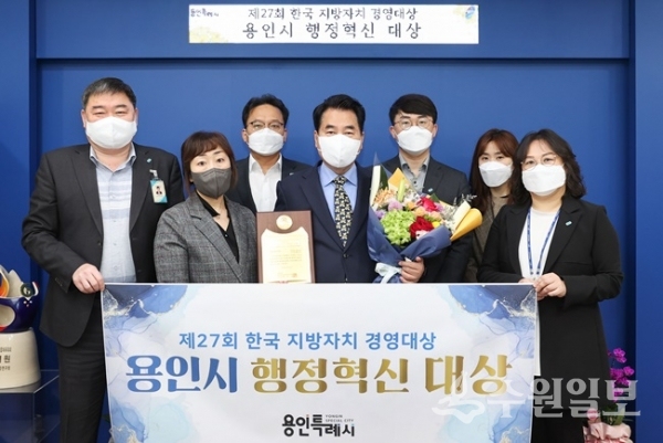 백군기 용인시장(가운데)을 비롯해 시공무원 및 관계자 등이 기념촬영을 하고 있다.(사진=용인시)