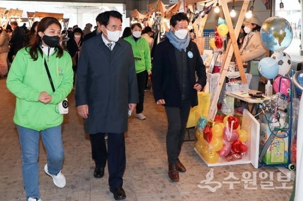 백군기(가운데) 용인시장이 지난 26일 기흥역 야외광장에서 열린 용인관광두레 로컬·두레마켓에 방문해 관계자들과 함께 둘러보고 있다.(사진=용인시)