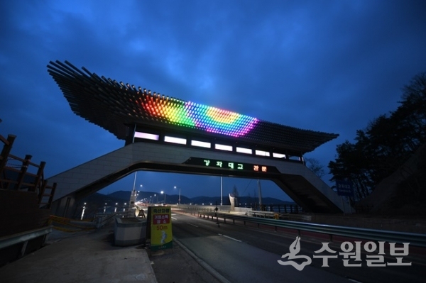 ‘강화대교 관문 상징조형물’ 야경. (사진=강화군)