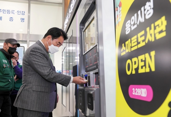 백군기 용인시장이 시청 스마트도서관을 이용하고 있는 모습.(사진=용인시)