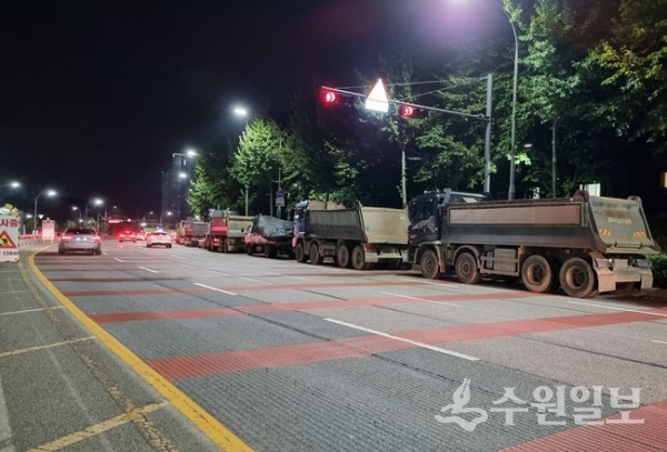 도로 위에 세워진 건설기계 차량들.(사진=용인시)