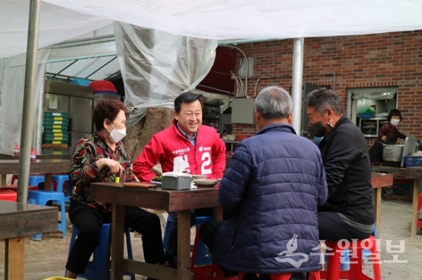 김용남 수원시장 예비후보가 17일 광교산 부근 주민들과 간담회를 갖고 있다. (사진=김용남 수원시장 예비후보 선거캠프)