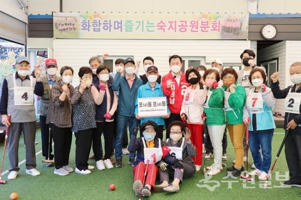 김용남 수원시장 후보가 팔달구 화서2동에 위치한 숙지공원 게이트볼장에서 지역 주민들과 간담회를 가진 뒤 기념촬영을 하고 있다. (사진=김용남 후보 선거캠프)