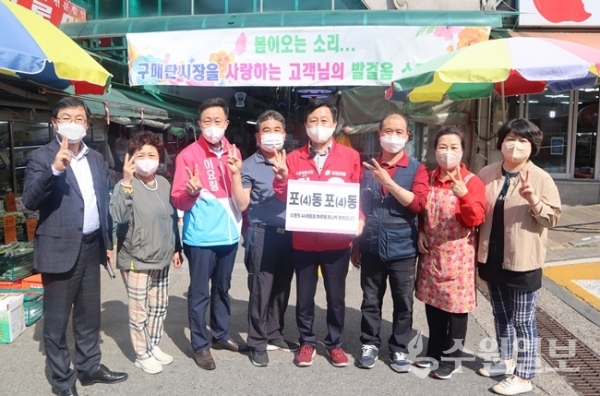 김용남 국민의힘 수원특례시장 후보(오른쪽에서 네번째)가 6일 영통구 매탄1동에 위치한 구매탄시장에서 시장 상인들과 간담회를 가진 뒤 기념촬영을 하고 있다. (사진=김용남 수원시장 후보 선거캠프)