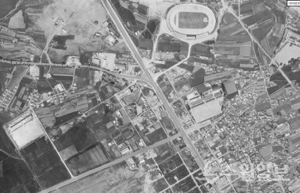 수성중·고등학교 주변 1974년 모습. 왼쪽 하단부 논 가운데 보이는 학교건물이 새로 이전한 수성고등학교이다. 수성중학교는 운동장 아래쪽에 보인다.  (사진=수원시항공사진서비스) 
