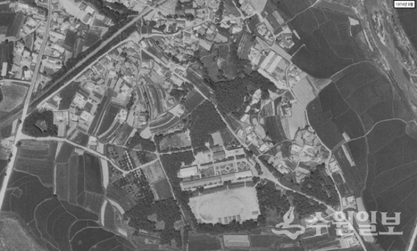 영신중·고등학교 주변 1974년 모습.  하단 중앙부 농경지 가운데 학교가 보인다. (사진=수원시항공사진서비스)
