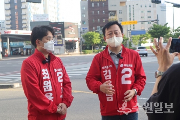 김용남 수원특례시장 후보(오른쪽)가 14일 영통구 영통2동에서 시민들과 간담회를 갖고 있다. (사진=김용남 후보 선거 캠프)
