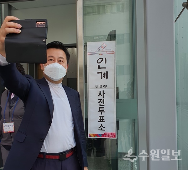 김용남 수원시장 후보가 27일 오전 7시께 수원시청 별관 중회의실에 마련된 투표소에서 투표를 마친 뒤 인증사진을 찍고 있다. (사진=김용남 후보 선거캠프)