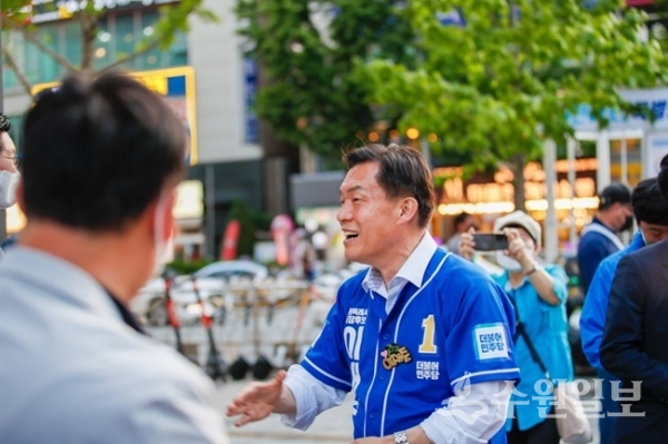 이재준 수원시장 후보가 28일 나혜석거리에서 선거 유세를 하고 있다. (사진=이재준 후보 선거캠프)