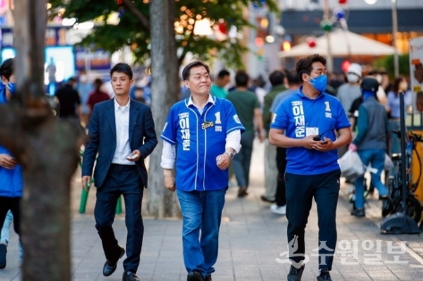 이재준 수원시장 후보가 수원시내를 걸으면서 유세를 하고 있다. 이 후보는 선거 남은 기간 수원시 44개동을 돌며 시민들과 소통하겠다고 밝혔다. (사진=이재준 후보 선거캠프)