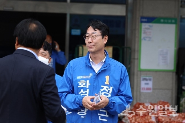 정명근 화성시장 후보가 30일 출근길 시민들을 대상으로 선거유세를 펴고 있다. (사진=정명근 후보 선거캠프)