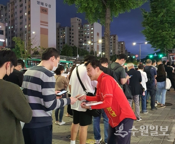 김용남 수원시장 후보가 서울 사당역 앞에서 수원으로 퇴근하는 시민들에게 홍보물을 나눠주며 선거유세를 하고 있다. (사진=김용남 후보 선거캠프)