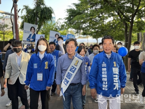 용인 동백호수공원 합동유세에 나섰던 김동연(가운데) 당선인과 더불어민주당 박지현 공동비상대책위원장(왼쪽), 백군기 전 용인시장 모습.