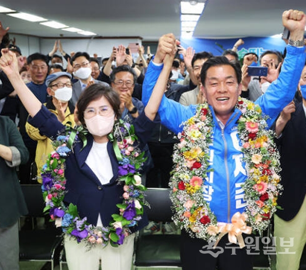 이재준 후보가 수원특례시장 당선이 확정된 후 지지자들의 축하를 받으며 기뻐하고 있다. (사진=이재준 당선인 선거캠프)